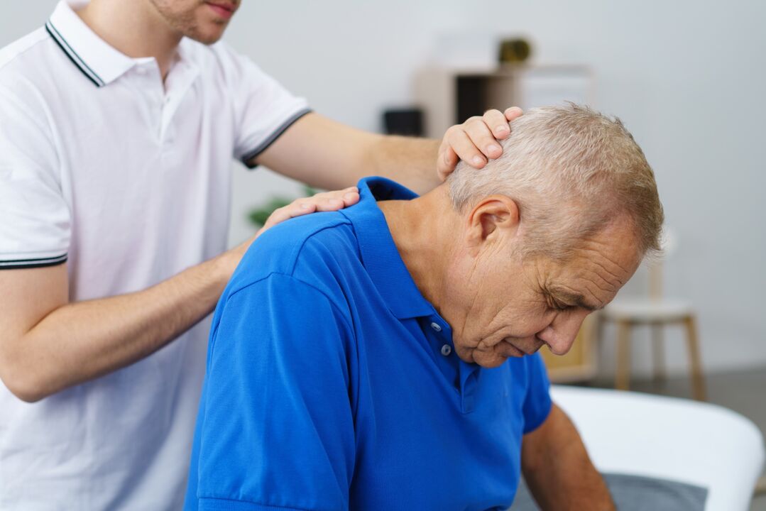 Gimnasia terapéutica bajo la supervisión de un instructor para la osteocondrosis cervical.