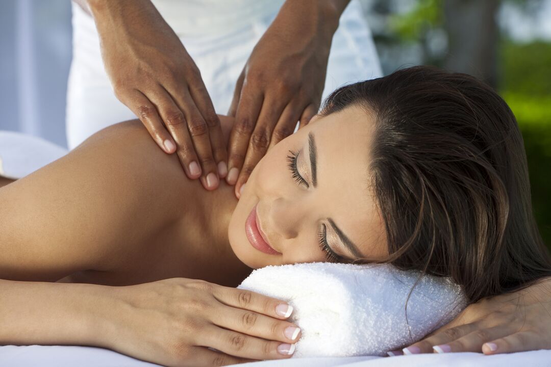 Masaje para el tratamiento eficaz de la osteocondrosis de la columna cervical.
