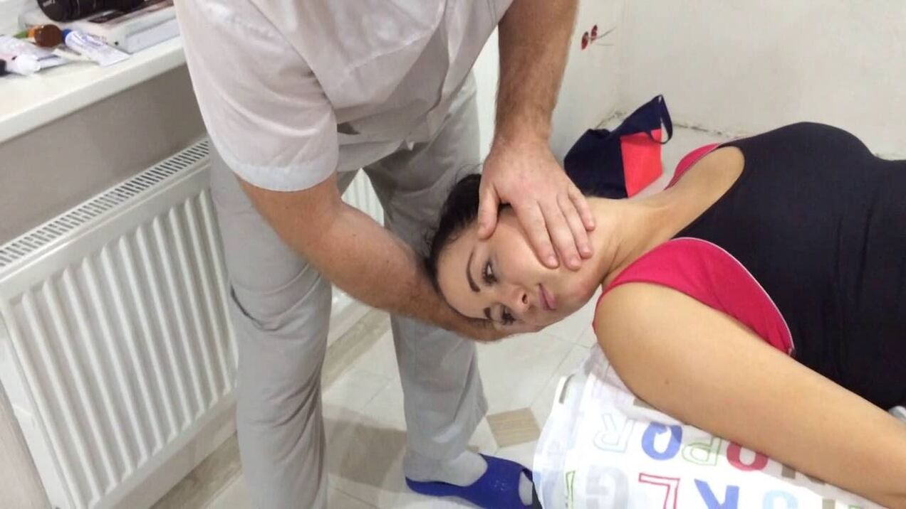 Se recomiendan sesiones de terapia manual para un paciente con osteocondrosis cervical.
