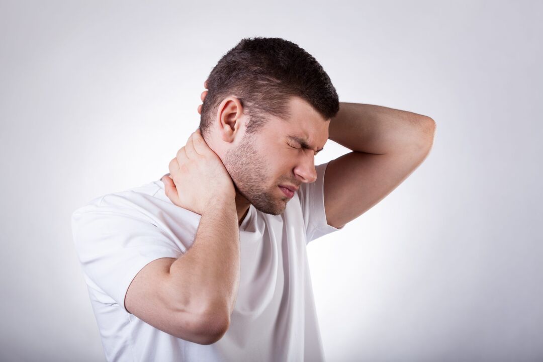 Un hombre está preocupado por la osteocondrosis cervical, que requiere un tratamiento complejo.